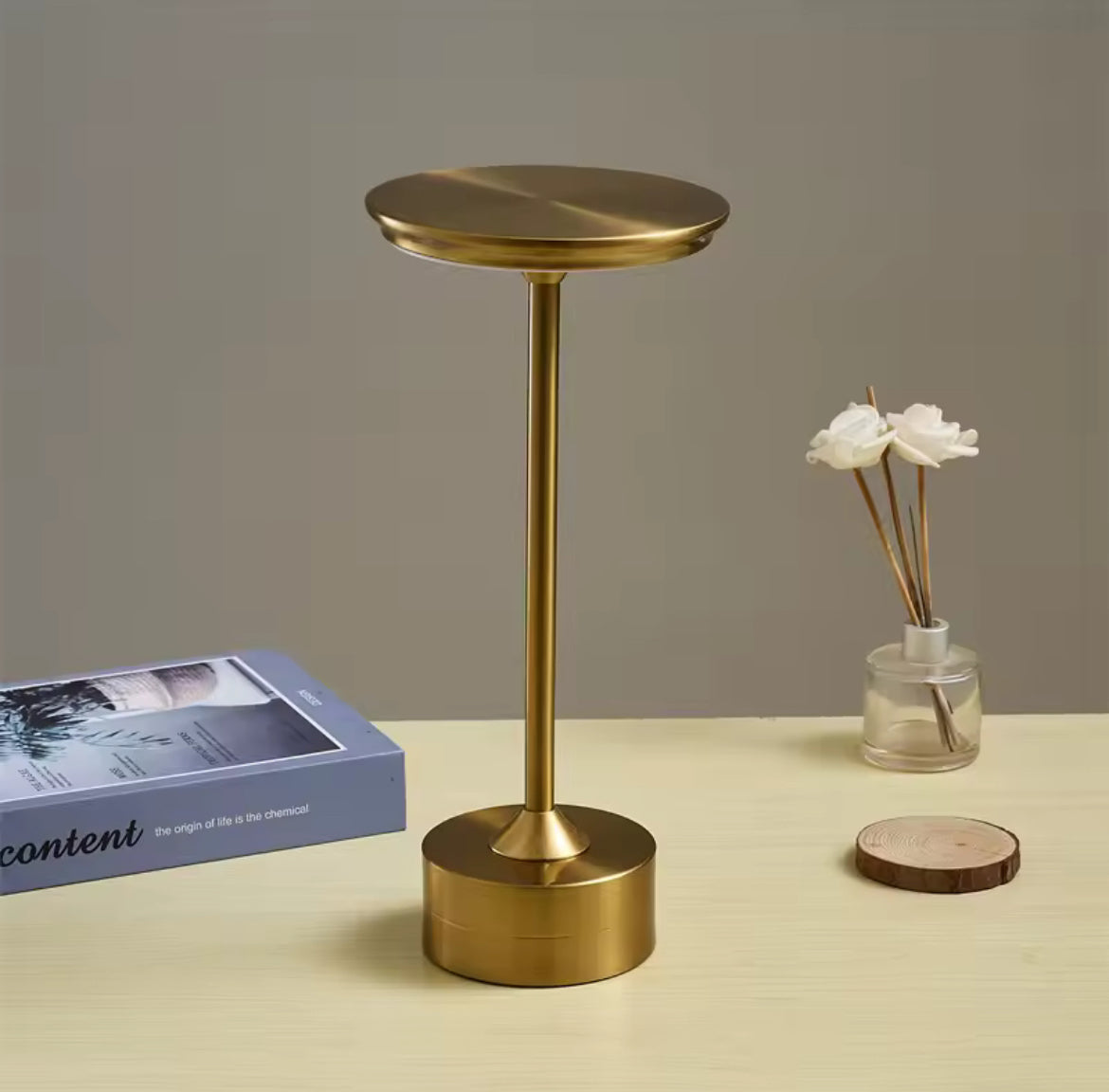 Luna Bordlampe – stilren og smart belysning